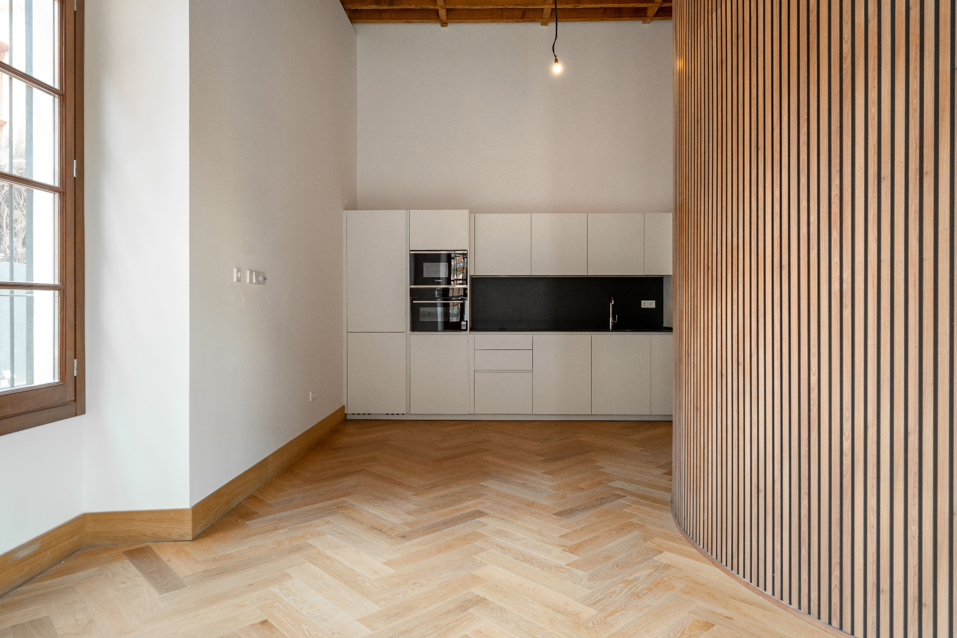 12-kitchen-wood-wall.jpg